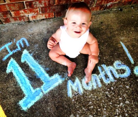 11 month old. Easy, do it yourself, no need to pay for expensive pics! Sidewalk Chalk Photos, Chalk Photos, Foto Newborn, Baby Fotografie, Foto Baby, Foto Tips, Baby Center, Children And Family, Future Baby