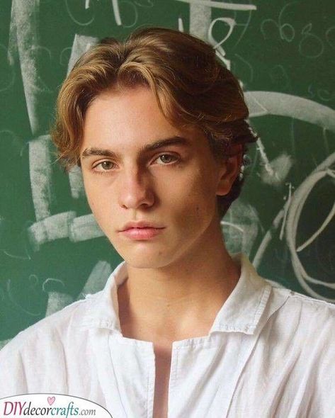 middle part/curtains hairstyle Middle Part Hairstyles Men, Middle Part Haircut, Curtain Haircut, 90s Hairstyles Men, Haircut Parts, Middle Hair, Trendy Mens Haircuts, Middle Part Hairstyles, Wavy Hair Men