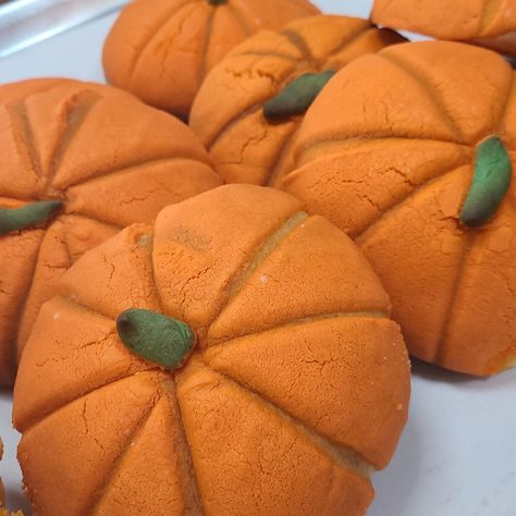 Fall Conchas, Cute Conchas, Concha Cupcakes Recipe, Pumpkin Conchas, Christmas Conchas, Halloween Conchas, Concha Recipe, Mini Conchas, Conchas Recipe