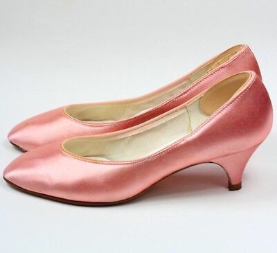 MARKED SIZE 7N. VERY GOOD CONDITION WITH A FEW LIGHT STAINS. HEEL HEIGHT: 2,25”. 50s Shoes Heels, 1950s Kitten Heels, Vintage Pink Heels, Pink Kitten Heel, 1960s Shoes Women, 1930 Shoes, Nora Helmer, 1960s Heels, 50s Heels