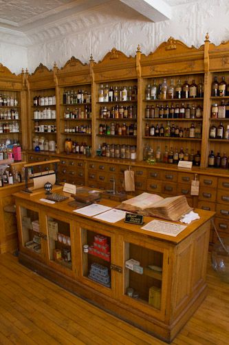 Apothecary Library, Beautiful Pantries, Apothecary Business, Herb Business, Apothecary Store, Classy Bar, Herbalist Shop, Apothecary Shoppe, Apothecary Design