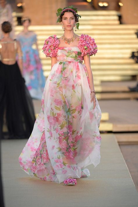 Dolce & Gabbana Herbst/Winter 2019-2020 Haute Couture - Kollektion | Vogue Germany Floral Frocks, Pregnancy Fashion, Gaun Fashion, Floral Fashion, Dolce E Gabbana, Haute Couture Fashion, 여자 패션, Vogue Paris, Dolce & Gabbana