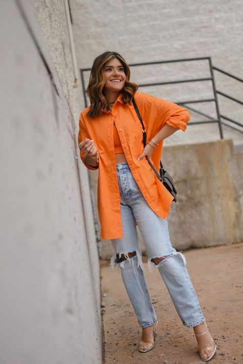 Want to make your Spring and Summer wardrobe pop this 2022? CHIC TALK is sharing her favorite bright-colored outfit to try this season. this bright orange button down and denim outfit creates a fun and eye-catching look you need to add to your wardrobe. Follow for more spring and summer fashion trends, style guides, and elevated outfit ideas. Bright Color Outfits Summer, Orange Shirt Outfit, Bright Summer Outfits, Oversized Shirt Outfit, Outfits Con Camisa, Bright Outfit, Bright Colored Outfits, Casual Date Night Outfit, Orange Outfit