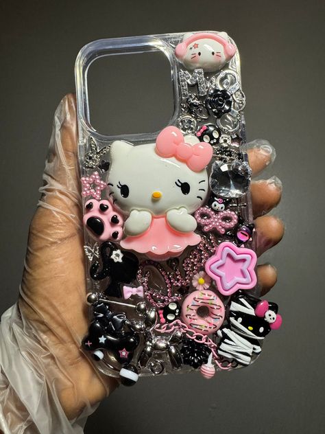 A case filled with charms and rhinestones to give junk ! Iphone Junk Case, Hello Kitty Junk Case, Junk Iphone Case, Charm Phone Cases, Junk Cases Iphone, Chunky Phone Case, Junk Phone Case, Shein Phone Case, Junky Cases