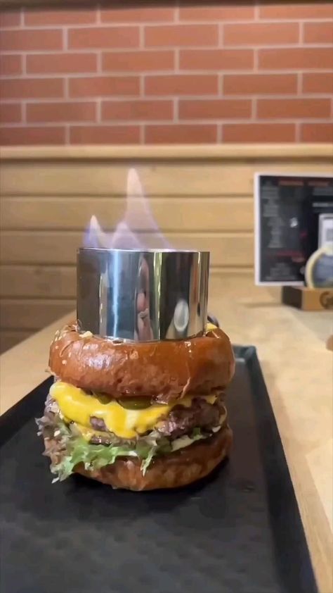 Fire burger Best Burger Recipe, Food Videography, Menue Design, Fast Food Menu, Food Trip, Fire Food, Gourmet Burgers, Easy Food Art, Burger Bar