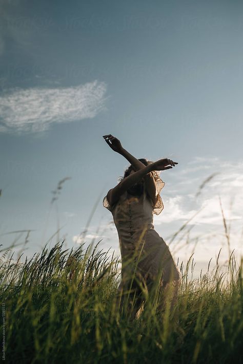 Summer Evening Photoshoot, In The Grass Photoshoot, Dance Nature Photoshoot, Unique Field Photoshoot, Ethereal Field Photoshoot, Women In Nature Aesthetic, Creative Field Photoshoot, Carefree Woman Aesthetic, Open Field Editorial Photoshoot