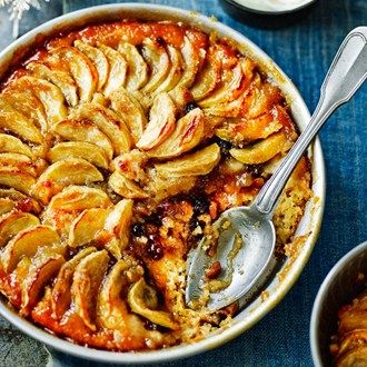 Mary Berry's recipe combining mince pies with toffee apples Mary Berry Christmas, Toffee Apples, Mary Berry Recipe, Apple Caramel, Minced Meat Recipe, Caramel Pudding, Almond Cake Recipe, Berries Recipes, Mary Berry