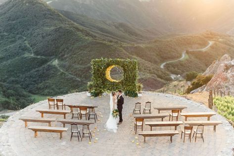 Minimalist + Sleek Wedding in the Texas Hill Country - Green Wedding Shoes Texas Hill Country Decor, Texas Hill Country House Plans, Texas Hill Country Wedding Venues, Sleek Wedding, Malibu Rocky Oaks, Country Sunset, Hill Country Wedding Venues, Travel Texas, Texas Hill Country Wedding