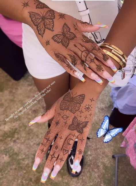 Henna With Butterflies, Henna Tattoo Designs Butterflies, Henna Designs Butterfly And Flowers, Henna Tattoo Designs With Butterfly, Henna Tattoo Designs Arm Butterfly, Hannah Hand Tattoo, Hena Design Hand Flowers, Hannah Hand Tattoo Henna Designs, Hand Hannah Tattoo