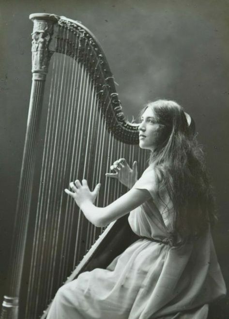 Harp Photography, Flute Aesthetic, Ballet Dance Photography, Musician Portraits, Musician Photography, Musician Art, Photographs Of People, Human Poses Reference, Vintage Portraits