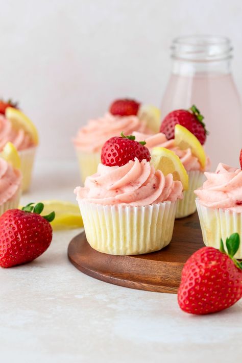 This easy strawberry lemonade cupcakes recipe features moist lemon cupcakes that are topped with strawberry buttercream frosting. Moist Lemon Cupcakes, Fruit Hand Pies, Peach Hand Pies, Mini Peach Pies, Strawberry Frosting Recipes, Strawberry Lemonade Cupcakes, Easy Strawberry Lemonade, Strawberry Buttercream Frosting, Lemonade Cupcakes