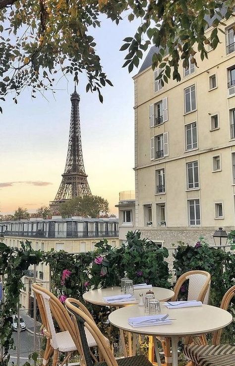 Europe Holiday Aesthetic, Elegant Astetic, Pretty Travel Pictures, Pretty Places To Travel Aesthetic, Traveling Europe Aesthetic, Paris Vacation Aesthetic, Jetsetter Aesthetic, Trip Aesthetic Pictures, Europe Life Aesthetic