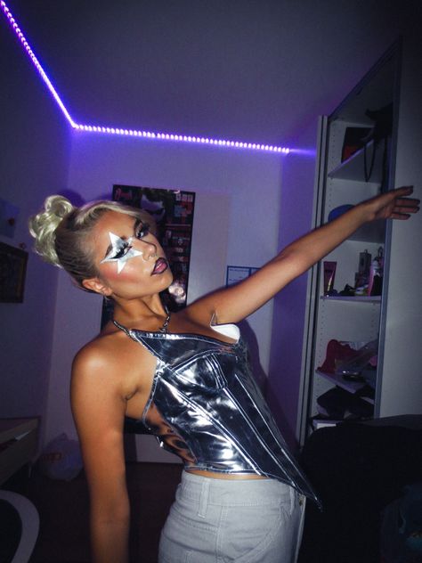 Star Makeup Y2k, The Weeknd Concert Outfit, Metallic Outfit, Makeup Y2k, Makeup Silver, Y2k Inspo, Outfit Concert, Silver Makeup, Silver Eyeshadow