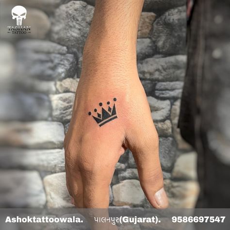 In a society captivated by grandiose ink masterpieces, small hand tattoos serve as a subtle yet impactful way to express your individuality. Oh yes, the days when hand tattoos were reserved for elements of questionable occupations only are far and gone, and we cannot be happier about it Crown Tattoo On Hand, Tatoo Crown, Crown Neck Tattoo, Boys Hand Tattoo, Crown Hand Tattoo, Simple Crown Tattoo, Crown Finger Tattoo, Crown Tattoo Men, King Crown Tattoo