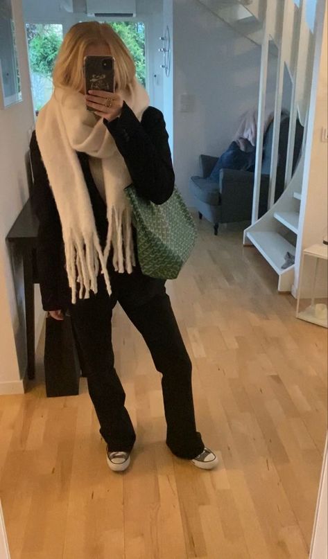 Stockhome Style, White Scarf Outfit, Big Scarf Outfit, Vinter Mode Outfits, Look Legging, Viral On Tiktok, Mode Zara, Chunky Scarf, Skandinavian Fashion