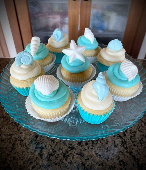 Jelly Fish Cupcakes, Cupcake Conchas, Beach Cupcakes Ocean Themes, Beach Theme Desserts, Seashell Cupcakes, Ocean Cupcakes, Beach Theme Cupcakes, Beach Cupcakes, 15th Birthday Cakes