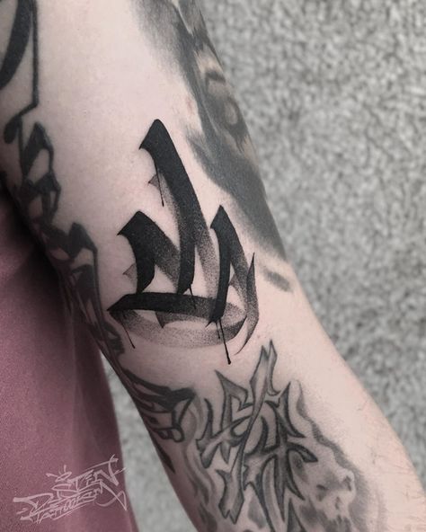 Graffiti Letter Tattoo, Graffiti Crown Tattoo, Graffiti Lettering Tattoo, Graffiti Style Tattoo, Small Lettering Tattoo, Graffiti Tattoo Design, Graffiti Crown, Font Tato, F Tattoo