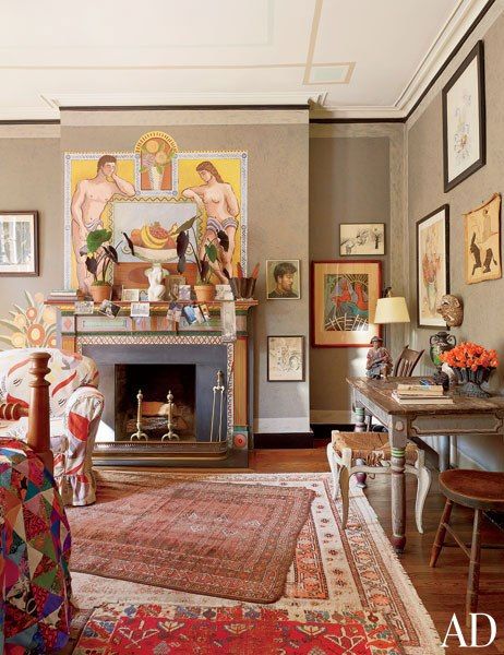 A New York Townhouse Filled with Family Heirlooms and Antique Treasures Manhattan Townhouse, Interior Cottage, Interior Farmhouse, Eccentric Decor, New York Townhouse, Bloomsbury Group, Fireplace Mantel Decor, Traditional Bedroom, Fireplace Mantels