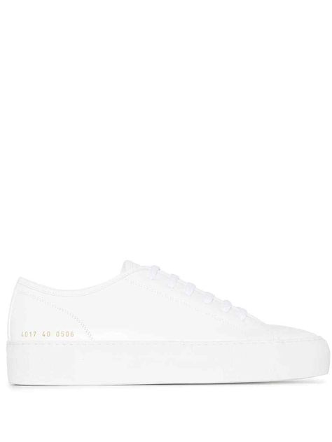 White leather Tournament Low Super sneakers from Common Projects featuring a round toe, a lace-up front fastening, a flatform sole and a gold-tone number stamp to the outside. Size and Fit - Platform 1,4 in / 3,5 cm Condition: Authentic, Brand New