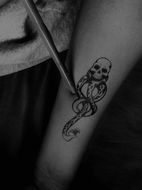 The dark mark, dark lord, Draco Malfoy Dark Mark Tattoo Aesthetic, Deatheater Tattoo Draco, Draco Tattoo Ideas, Draco Dark Mark, Dark Mark Tattoo Feminine, Enzo Berkshire Aesthetic, Draco Malfoy Dark Mark, Draco Malfoy Tattoo Ideas, Dark Mark Aesthetic