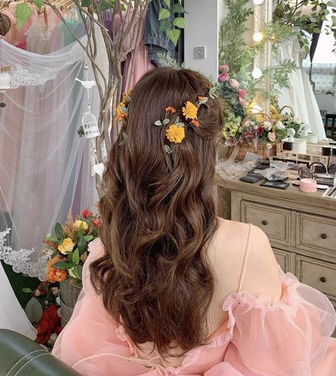 Long Bridal Hair With Flowers, Flower Pins In Hair, Royal Core Hairstyles, Flower Hairstyles Aesthetic, Wedding Hair Crown Flower, Floral Wedding Hair With Veil, Half Up Half Down Flower Hair, Flower Hair Styles, Wedding Hair Down Flowers