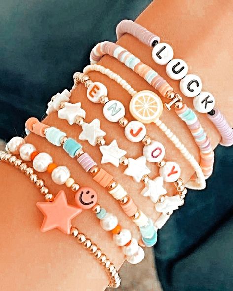 Preppy Pfp Bracelets, Preppy Bracelets Pfp, Aesthetic Preppy Drawings, Braclet Ideas Clay Bead Preppy, Preppy Brackets, Braslets Beads Aesthetic, Soco Bracelets, Bracelet Pfp, Preppy Aesthetic Pfp