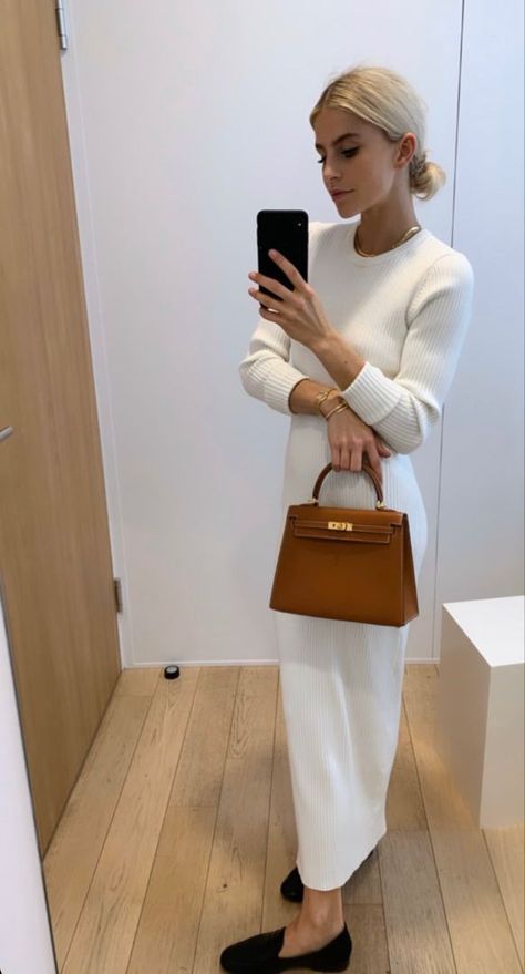 Spring Dress Trends, Tas Hermes, Caroline Daur, White Knit Dress, Sweater Maxi Dress, Striped Knit Dress, Brown Purse, Mode Chic, Modieuze Outfits