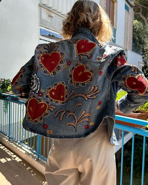 Denim shirt SPAIN. The hearts painted in bright red were decorated with sequins and golden beads. The roses, also painted, have beautiful white sequins and beads. The buttons have the head of the lion of Saint Mark in relief. Jean Jacket Painted Ideas, Jean Jacket Art, Denim Jacket Painted, Painted Jean Jacket, Customised Clothes, Beaded Denim, Customised Denim Jacket, Hand Painted Denim Jacket, Embellished Denim Jacket