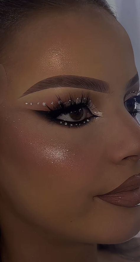 Smokey Eye Gem Makeup, Makeup Ideas For All Black Outfit, Dancer Makeup Ideas, Black Euphoria Makeup, Cold Look Makeup, Eye Makeup For Black Dress, Deep Makeup, Photographic Makeup, Masquerade Makeup