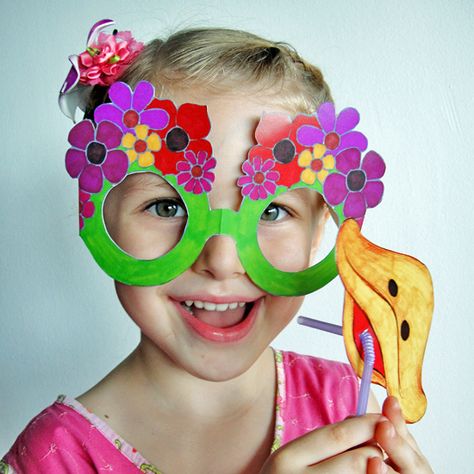 Find out more about these funky glasses here! News Years Crafts For Kids, Countdown For Kids, Paper Glasses, New Year's Eve Countdown, Theme Carnaval, Diy Glasses, Mardi Gras Crafts, Diy Confetti, Party Eyes