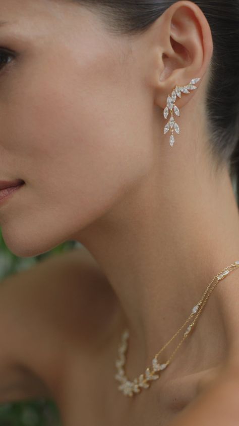 Discover breathtaking wedding jewelry ideas that will elevate your big day style! From elegant necklaces to sparkling earrings, our curated collection showcases stunning pieces that will complement any bridal look. Whether you prefer classic elegance or modern flair, find the perfect accents to enhance your wedding ensemble. Explore these inspiring jewelry options and make your special day even more unforgettable with the right finishing touches. Wedding Earring Ideas For Bride, Formal Jewellery Gold, Jewelry For Gold Dress, Bridal Earings Idea, Gold Sparkly Earrings, Formal Gold Jewelry, Yellow Gold Wedding Jewelry, Formal Jewelry Ideas, Make Up Prom Night