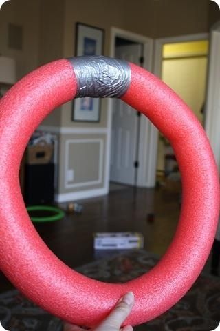 Flotador Styrofoam Ring Crafts, Diy Wreath Base, Water Noodles, Pool Noodle Wreath, Make A Wreath, Thrifty Decor Chick, Pipe Insulation, Wreath Project, Pool Noodle