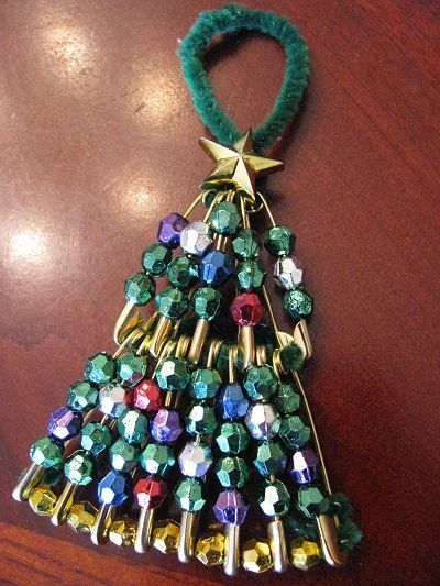 Safety Pin Christmas Tree Tutorial Safety Pin Crafts, Bead Tree, Beads Tutorial, Beads Christmas, Christmas Bling, Homemade Ornaments, Work Project, Beaded Christmas Ornaments, Navidad Diy