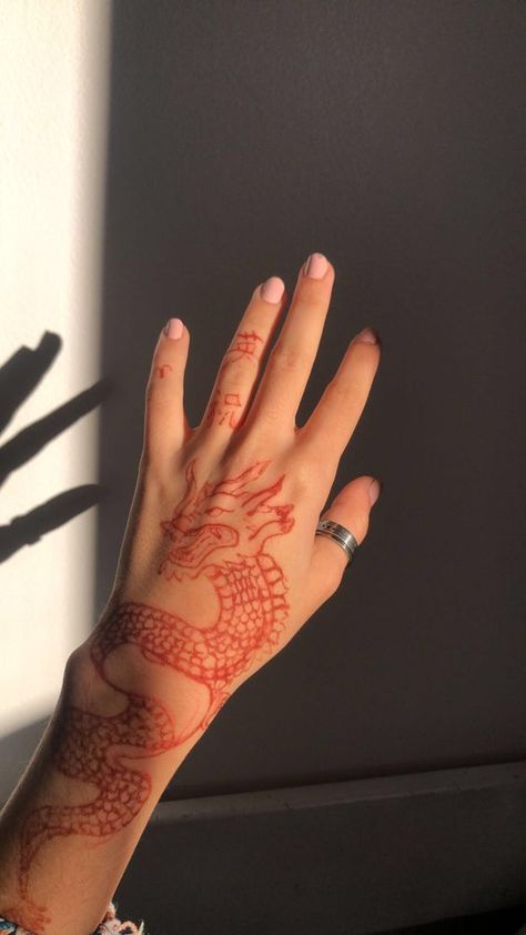 If you want an eye-catching design, the pretty hand tattoo suits you. There are so many inspiring ideas for men and women to get ink. Check out this article and choose one. Red Hena Tato Desain, Dragon Henna Tattoo Hand, Dragon Mehndi Designs, Dragon Mehendi Design, Dragon Mehndi, Henna Designs Dragon, Dragon Henna Designs, Dragon Tattoo Hand, Dragon Henna Tattoo