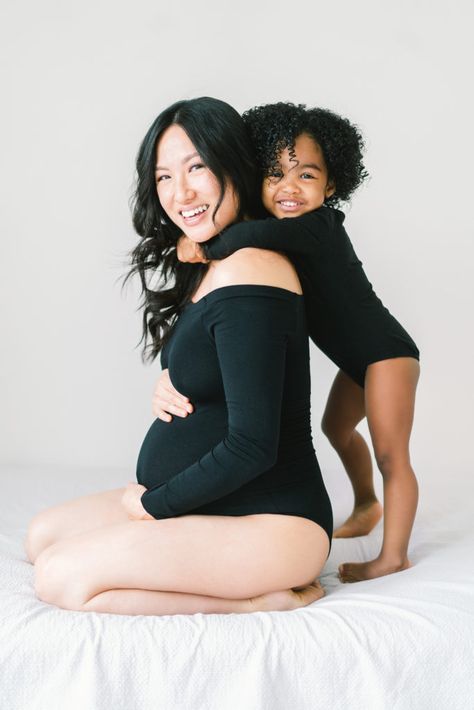 Maternity Photoshoot With Toddler, Photoshoot With Toddler, Sister Maternity Pictures, Creative Maternity Photoshoot, Family Pregnancy Photoshoot, Vom Avea Un Copil, Studio Maternity Shoot, Maternity Studio Photoshoot, Family Maternity Pictures