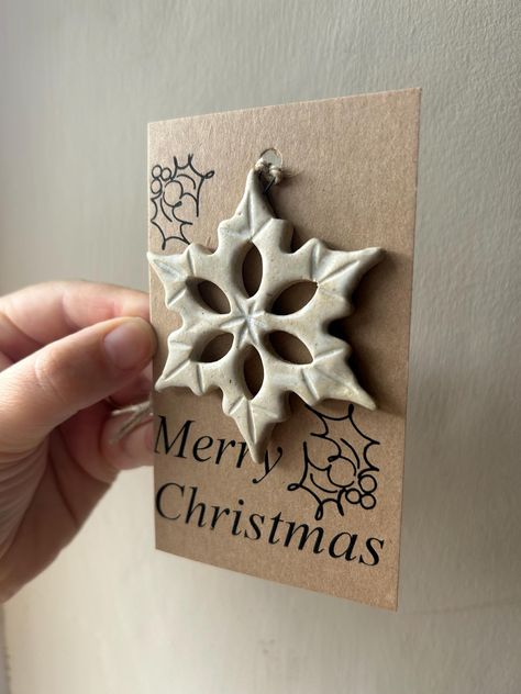 Delightful hanging handmade ceramic Snowflake, is there anything as magical as snow? A gift to let someone special know that you are thinking of them. To add magic to their home and at a glance they will think of you and the memories that you share together. Small snowflakes are approx. 5cm at widest point by 5cm in height, whilst large snowflakes are approx. 7.5cm by 7.5cm.  If you wish to visit us in person we are excited to announce that we will be at Exeter Christmas Market again this year! Easy Ceramic Christmas Ornaments, Fimo Xmas Decorations, Paper Clay Christmas Decorations, Christmas Pottery Decorations, Christmas Home Made Gift, Small Christmas Gifts Diy, Traditional Christmas Crafts, Small Pottery Gift Ideas, Christmas Decoration Ceramic