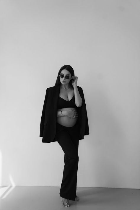 Maternity Photo Outfits Studio, Pant Suit Maternity Photoshoot, Boss Maternity Shoot, Business Suit Maternity Shoot, Business Maternity Shoot, Iconic Maternity Photos, Maternity Suit Photoshoot, Maternity Blazer Outfits, Downtown Maternity Photoshoot