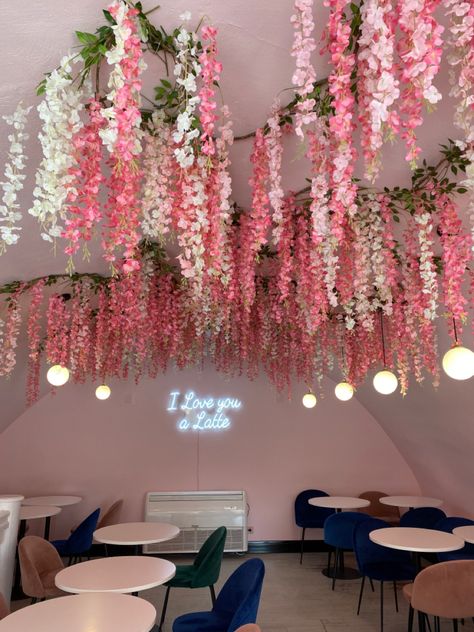 Ceiling Decoration For Party, Ivy Home Decor, Hanging Flowers Living Room, Flower Interior Decoration, Hanging Flowers Room Decor, Floral Ceiling Bedroom, Flowers On Ceiling Bedroom, Wisteria Ceiling Bedroom, Flower Wall Backdrop Ideas