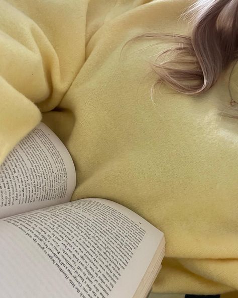 yellow jumper soft reading book aesthetic Yellow Outfit Winter, Yellow Knit Sweater Outfit, Yellow Jumper Outfit, Yellow Sweater Outfit, Jumper Outfits, Impending Doom, Yellow Jumper, Hufflepuff Aesthetic, Yellow Knit Sweater