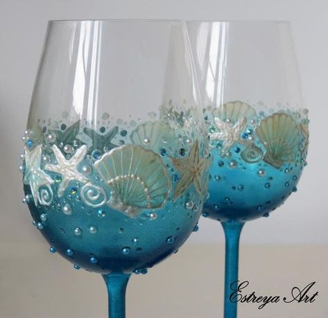 Glass Painting Ideas, Diy Wine Glasses Painted, Hand Painted Champagne Flutes, Paint And Drink, Painting Glass Jars, Painted Glass Bottles, Wine Glass Designs, Diy Wine Glasses, Painting Glass