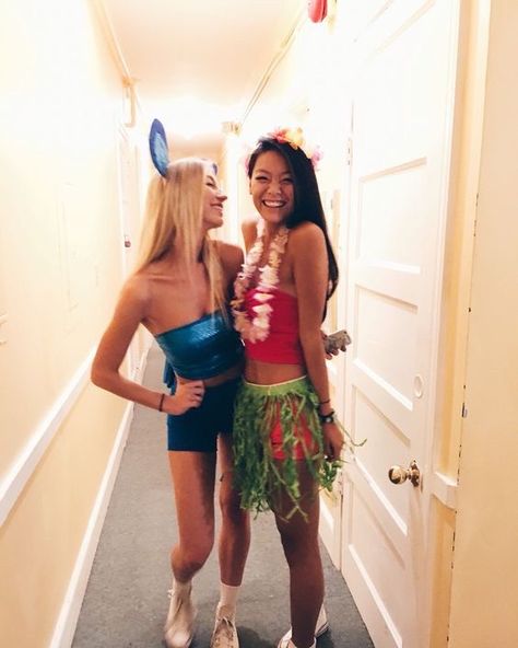 Cute Bff Halloween Costumes, Halloween Costume Teenage Girl, Lilo Costume, Halloween Costume Couple, Teenage Halloween Costumes, Duo Costumes, Bff Halloween Costumes, Best Friend Halloween Costumes, Halloween Costumes College Girls