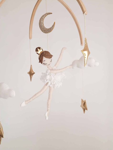 Little ballerina mobile. Customizable mobile for baby girls. A hanging mobile for a neutral yet girly nursery, perfect as a baby shower gift par MaFleurDeCoton sur Etsy Ballerina Nursery Baby Girl, Ballerina Mobile, Ballerina Nursery Decor, Mobile For Baby, Ballerina Nursery, Girly Nursery, Crib Design, Baby Ballet, A Little Princess