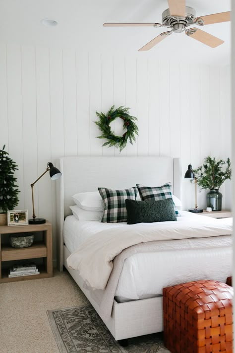 Christmas Guest Bedroom, Holiday Bed, Holiday Bedroom, Bedroom Design Inspiration, Nightstand Decor, Christmas Bedding, Christmas Decorations Bedroom, Christmas Room Decor, Small Bedroom Decor