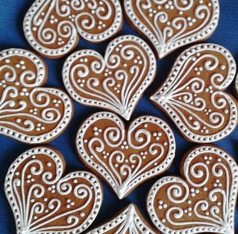 Gingerbread Hearts Decoration, Gingerbread Heart Decoration, Gingerbread Heart, Cookies Wedding, Chirstmas Decor, Shaped Cookies, Gingerbread Decorations, Heart Shaped Cookies, Shower Cookies