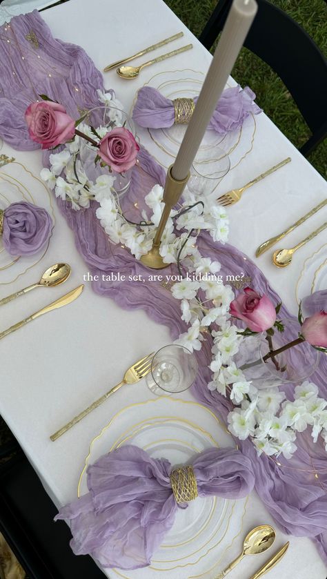 Purple Pink And Gold Quince, Bridgeton Centerpieces, Tea Party Bouquet, Cute Party Table Set Up, Color Scheme Party Ideas, Pink Birthday Table Decorations, Purple Tea Party Aesthetic, Lavender 21st Birthday Ideas, Lavender And White Party Decorations