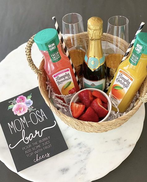 Mother's Day Gift Ideas - Crisp Collective Mothers Day Baskets, 귀여운 음식 그림, Wine Baskets, Mothers Day Gifts From Daughter, Mothers Day Brunch, Diy Mothers Day Gifts, Idul Fitri, Mother's Day Diy, Mothers Day Gifts