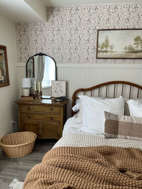 April Tomlin Bedroom, Classy Boho Home Decor, Guest Bedroom Vintage, Little Women Home Aesthetic, Collected Home Style, Modern Antique Bedroom, Bedroom With Wallpaper Accent Wall, Cottage Branding, Antique Bedroom Ideas