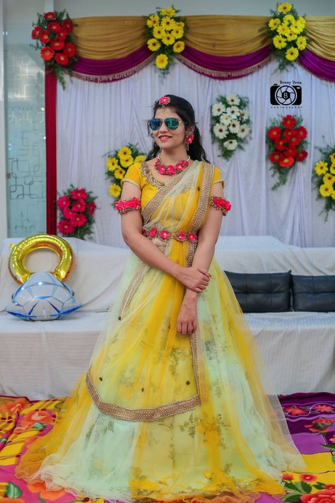 Haldi Ceremony Photo Poses, Haldi Program Photoshoot, Haldi Poj Girl, Haldi Bride Poses New, Haldi Poses For Bride Simple, Girl Haldi Poss, Haldi Function Poses, Haldi Girls Shoot, Haldi Outfits Bride