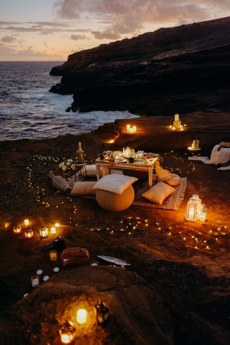 Romantic Beach Date Night, Night Picnic Aesthetic, Night Beach Picnic, Sunset Picnic Date, Romantic Dinner Set Up, Beach Picnic Date, Romantic Home Dates, Romantic Beach Picnic, Beach Date Night