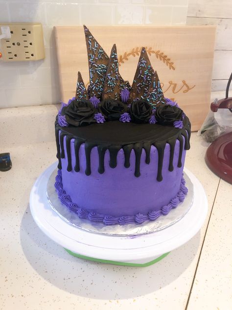 Black And Purple Birthday Theme, Black And Purple Birthday Cake, Dark Purple Cake, Gothic Baking, Dark Cakes, Gothic Birthday Cakes, Purple Black Wedding, Gothic Birthday, Sweet Sixteen Cakes